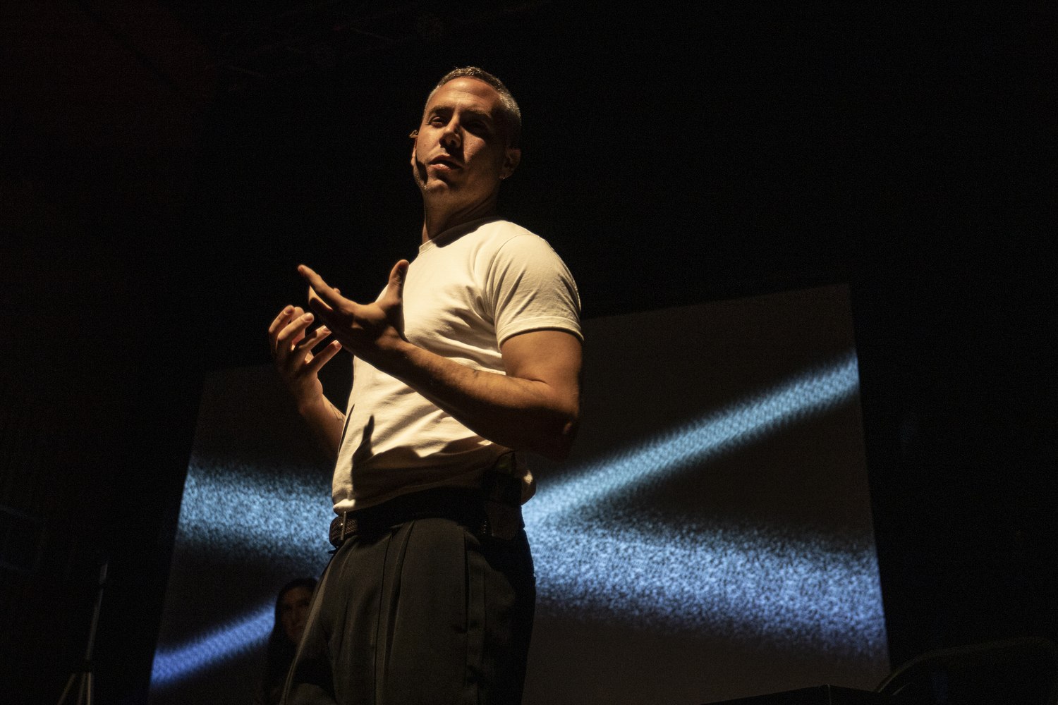 David García Guercetti en escena, con proyección de ruido de video detrás